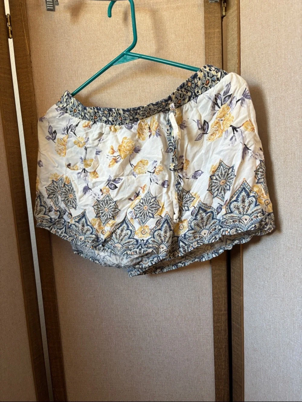 Bebop Floral Border Print Elastic Waist Shorts — White, Yellow & Blue XL